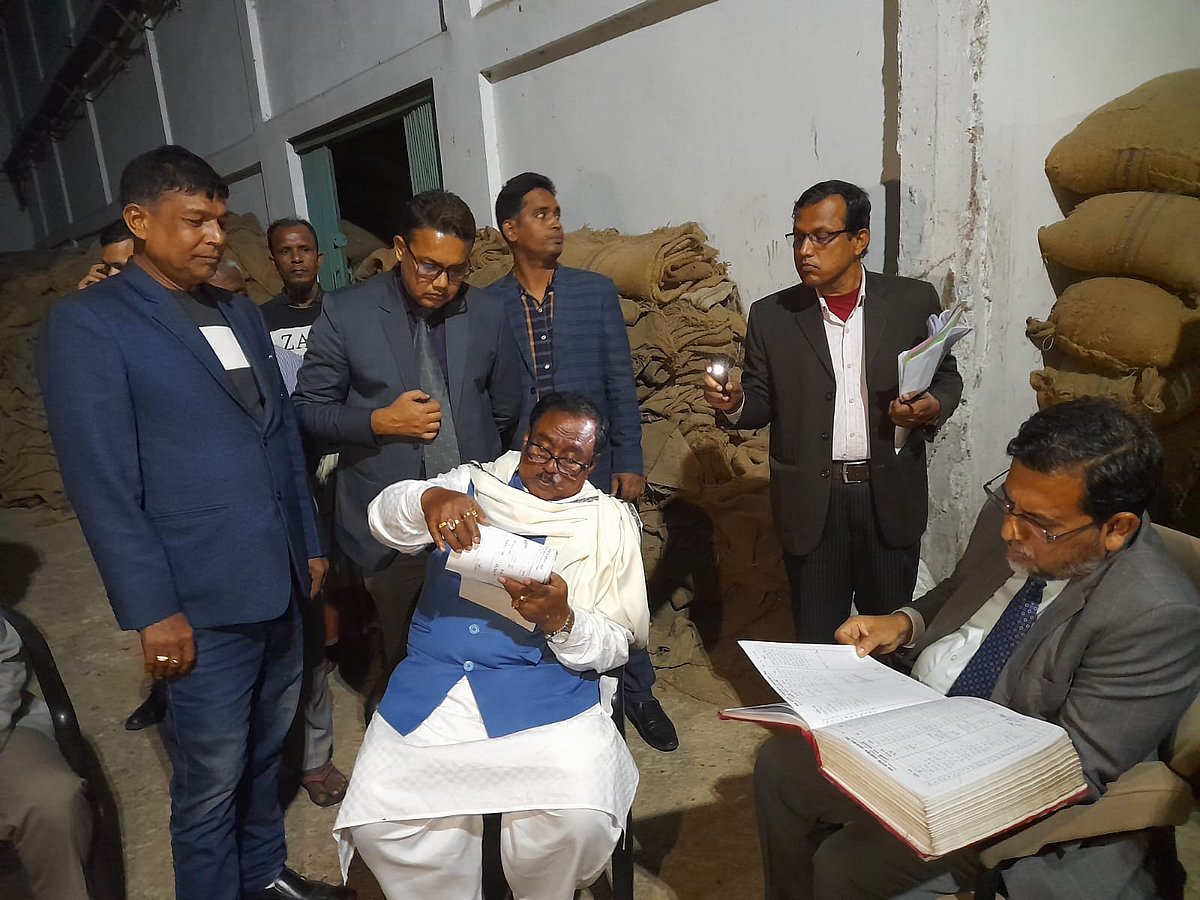 ঝিনাইদহে খাদ্যমন্ত্রীর নেতৃত্বে চালকলের গুদামে অভিযান। বৃহস্পতিবার সন্ধ্যায় হাটগোপালপুর বাজারে একটি চালকলের গুদামে