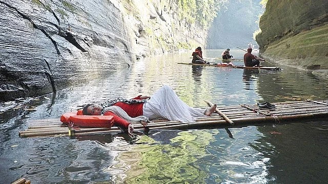 দেবতাখুমের ঝরনার জলে ভেলায় চড়ে অন্যরকম অনুভূতিতে ভেসে যান পর্যটকেরা