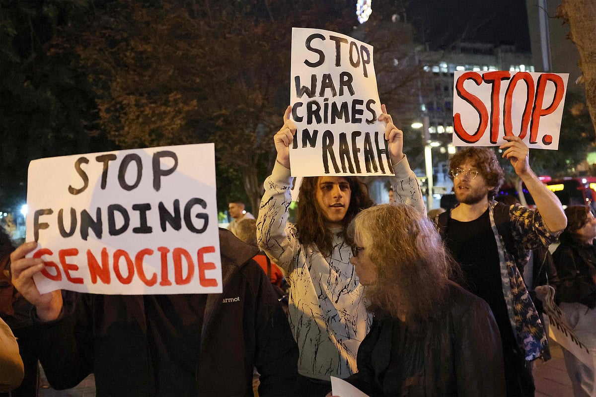 গাজায় হামলা ও রাফায় স্থল অভিযানের পরিকল্পনার প্রতিবাদে তেলআবিবে ইসরায়েলের বামপন্থী কর্মীদের বিক্ষোভ ১৩ ফেব্রুয়ারি