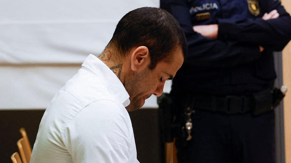 আদালতে বিচারকাজ চলার সময় এভাবেই চুপচাপ বসে ছিলেন দানি আলভেজ