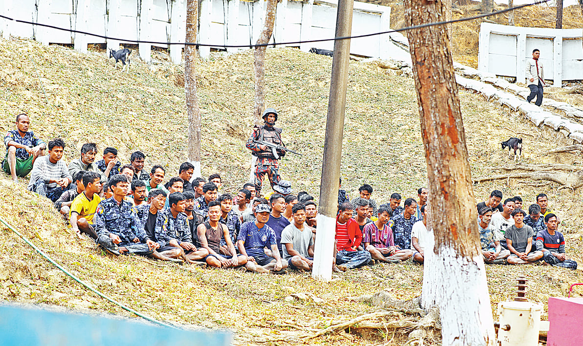 গতকাল বাংলাদেশে পালিয়ে আসা মিয়ানমার সীমান্তরক্ষী বাহিনীর সদস্যরা। তাঁদের নিরস্ত্র করে টেকনাফের হোয়াইক্যংয়ে বিজিবির সীমান্ত ফাঁড়িতে আনা হয়। গতকাল দুপুরে