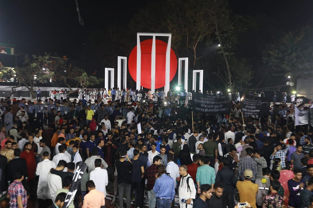 একুশের প্রথম প্রহরে ভাষাশহীদদের প্রতি শ্রদ্ধা জানাতে কেন্দ্রীয় শহীদ মিনারে সর্বস্তরের মানুষের ঢল