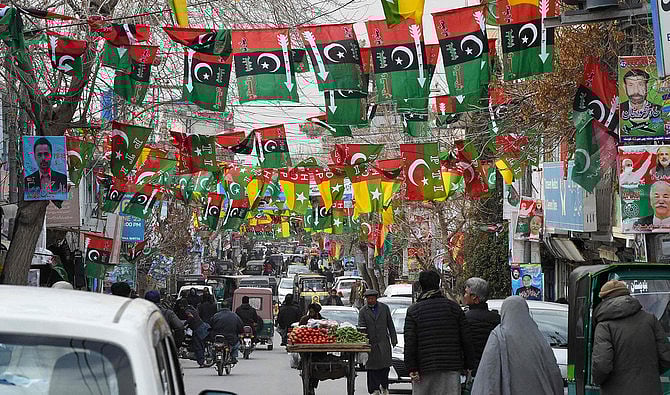 পাকিস্তানের জাতীয় নির্বাচনের আগে রাজনৈতিক দলগুলোর পতাকা দিয়ে সাজানো একটি রাস্তা