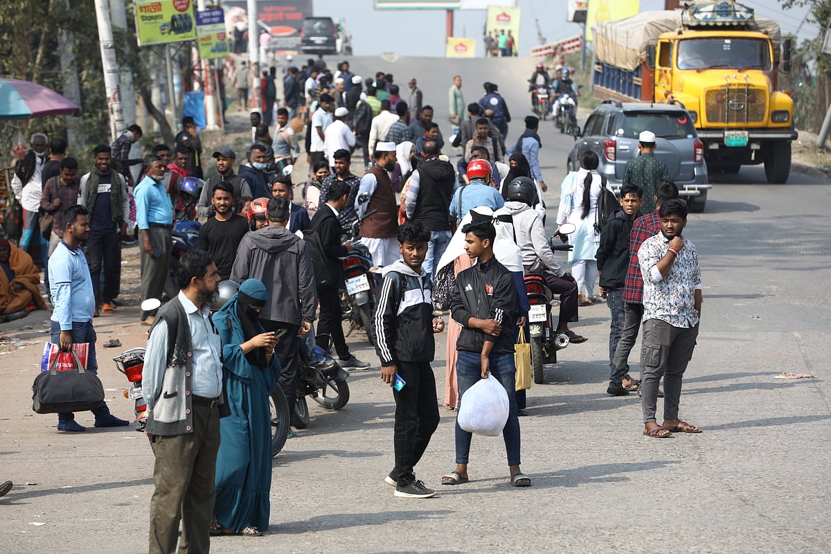 সড়কে যানবাহন চলাচল না করায় ভোগান্তিতে পড়েছেন সাধারণ যাত্রীরা। আজ বুধবার সকালে সিলেট নগরের হুমায়ুন রশীদ চত্বর এলাকায়