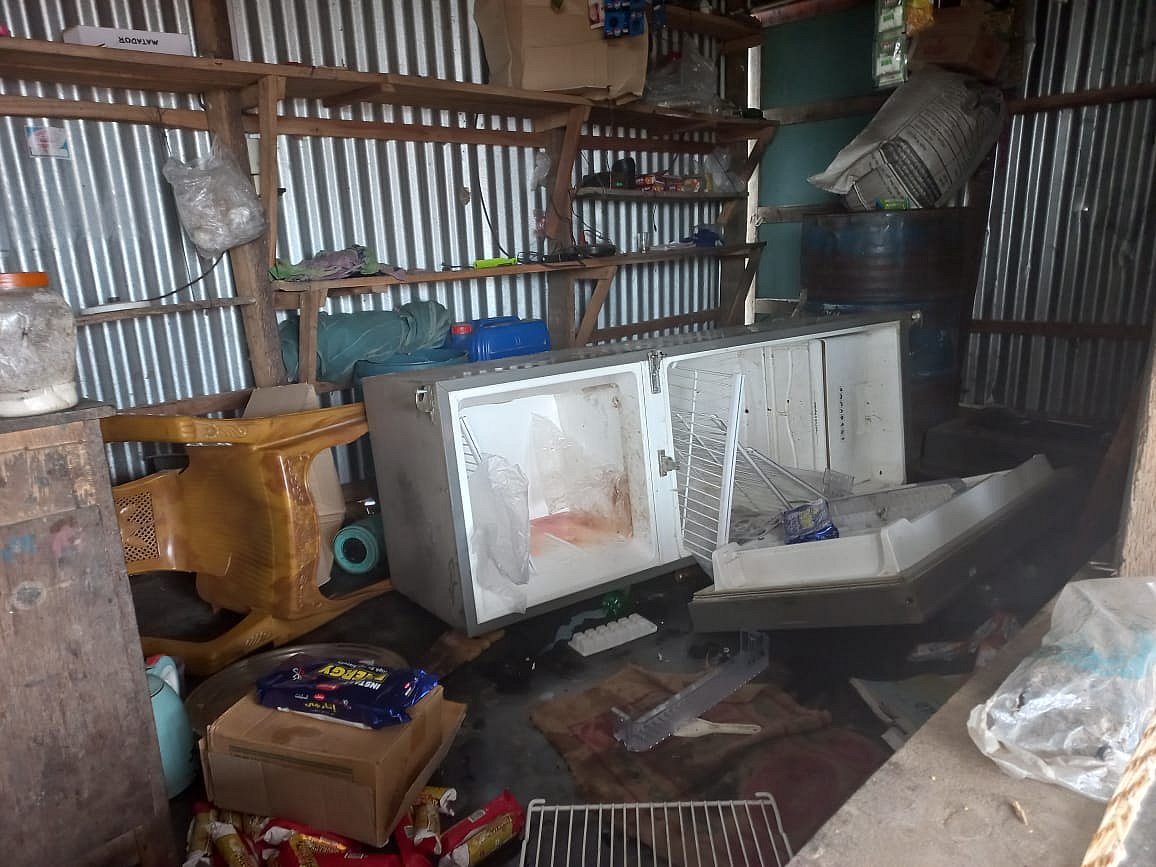 দুই পক্ষের সংঘর্ষ চলাকালে বাড়িঘরে হামলার ঘটনা ঘটে। আজ রোববার সকালে ফরিদপুরের সালথা উপজেলার মাঝারদিয়া গ্রামে