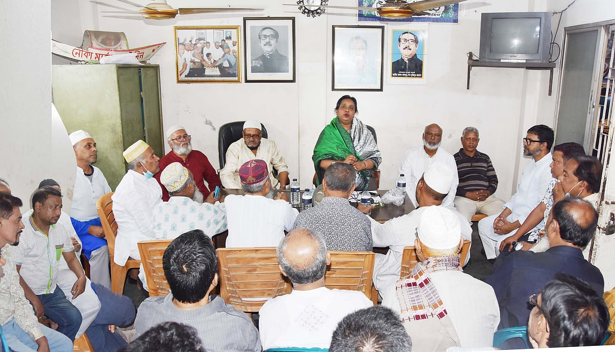 শুক্রবার বিকেলে নারায়ণগঞ্জ শহরের দেওভোগ এলাকায় ১৬ নম্বর ওয়ার্ড আওয়ামী লীগের কার্যালয়ে আয়োজিত এক বৈঠকে মহানগর আওয়ামী লীগ সভাপতিকে অবাঞ্ছিত ঘোষণা করেন সেলিনা হায়াৎ আইভী