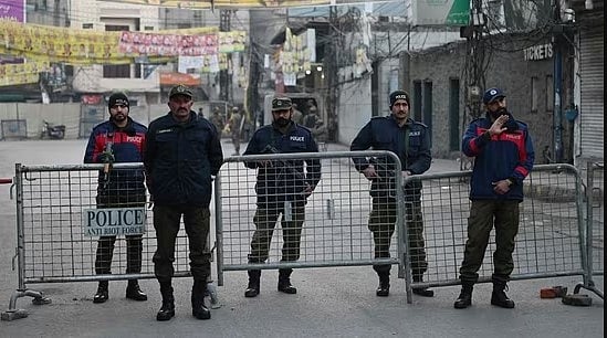 পাকিস্তানের নির্বাচনকে কেন্দ্র করে লাহোরে সতর্ক অবস্থানে পুলিশ