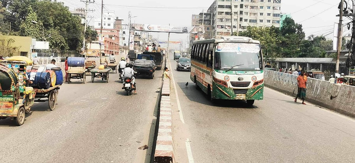 ঢাকার বুড়িগঙ্গা দ্বিতীয় (বাবুবাজার) সেতুর দক্ষিণ প্রান্ত থেকে সেতুর প্রবেশমুখ এলাকার চিত্র। বৃহস্পতিবার দুপুর সাড়ে ১২টার দিকে
