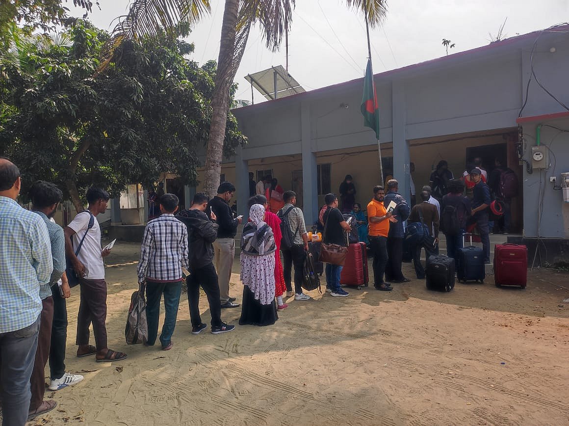 সার্ভারে ত্রুটির কারণে যাত্রী পারাপারে ধীরগতির কারণে দীর্ঘক্ষণ সারিতে দাঁড়িয়ে থাকতে হয়েছে যাত্রীদের। বুধবার বিকেলে আখাউড়া আন্তর্জাতিক ইমিগ্রেশন চেকপোস্ট কার্যালয়ের সামনে