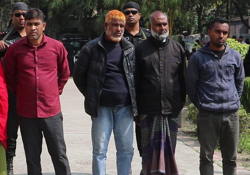 গ্রাহকের টাকা আত্মসাতের অভিযোগে নওগাঁয় এনজিও মালিক আবদুর রাজ্জাক (বাঁয়ে) ও তাঁর সহযোগীদের গ্রেপ্তার করেছে র্যাব। আজ রোববার দুপুরে নওগাঁ সার্কিট হাউস চত্বরে