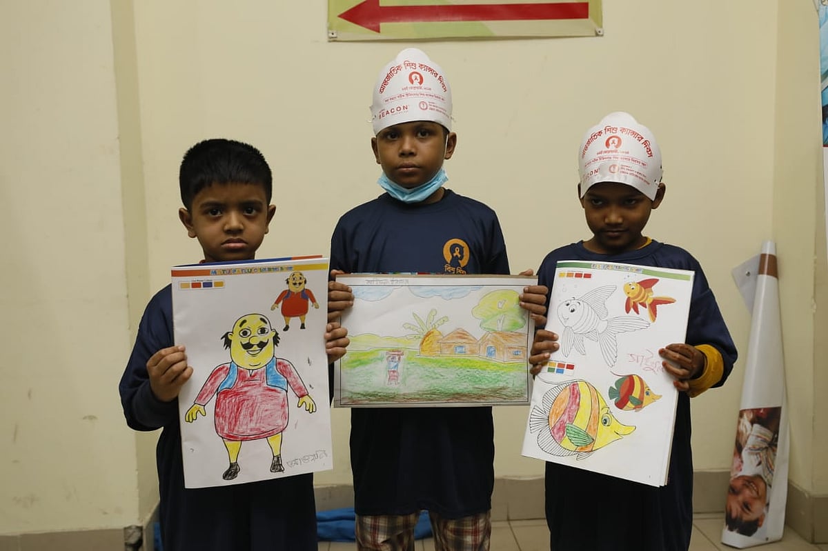 চিত্রাঙ্কন প্রতিযোগিতার পুরস্কার হাতে বিজয়ী তিন শিশু মাহিদুল (মাঝে), আওয়াল (ডানে) ও সাইফুল। বৃহস্পতিবার, চট্টগ্রাম মেডিকেল কলেজ (চমেক) মিলনায়তনে