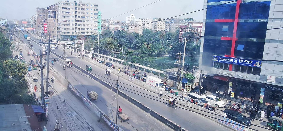 বুড়িগঙ্গা দ্বিতীয় (বাবুবাজার) সেতুতে যানবাহনের তেমন চাপ নেই। মঙ্গলবার বিকেল চারটার দিকে তোলা