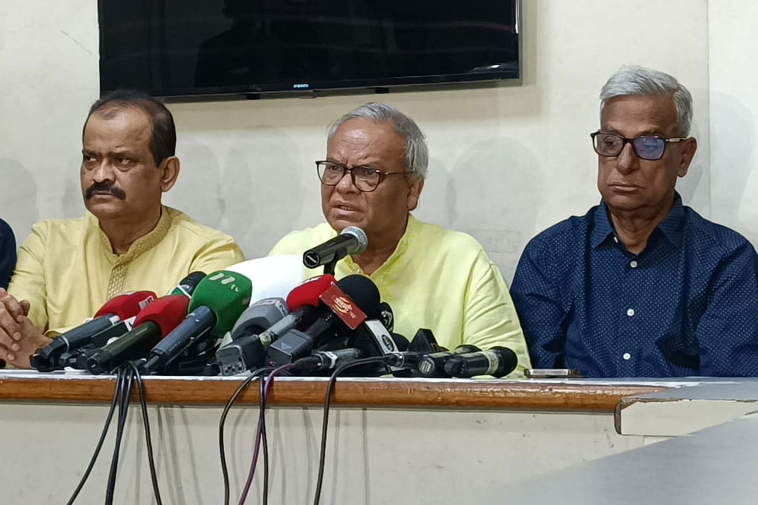 রাজধানীর নয়াপল্টনে বিএনপির কেন্দ্রীয় কার্যালয়ে আজ বৃহস্পতিবার দুপুরে আয়োজিত সংবাদ সম্মেলনে বক্তব্য দেন দলটির জ্যেষ্ঠ যুগ্ম মহাসচিব রুহুল কবির রিজভী