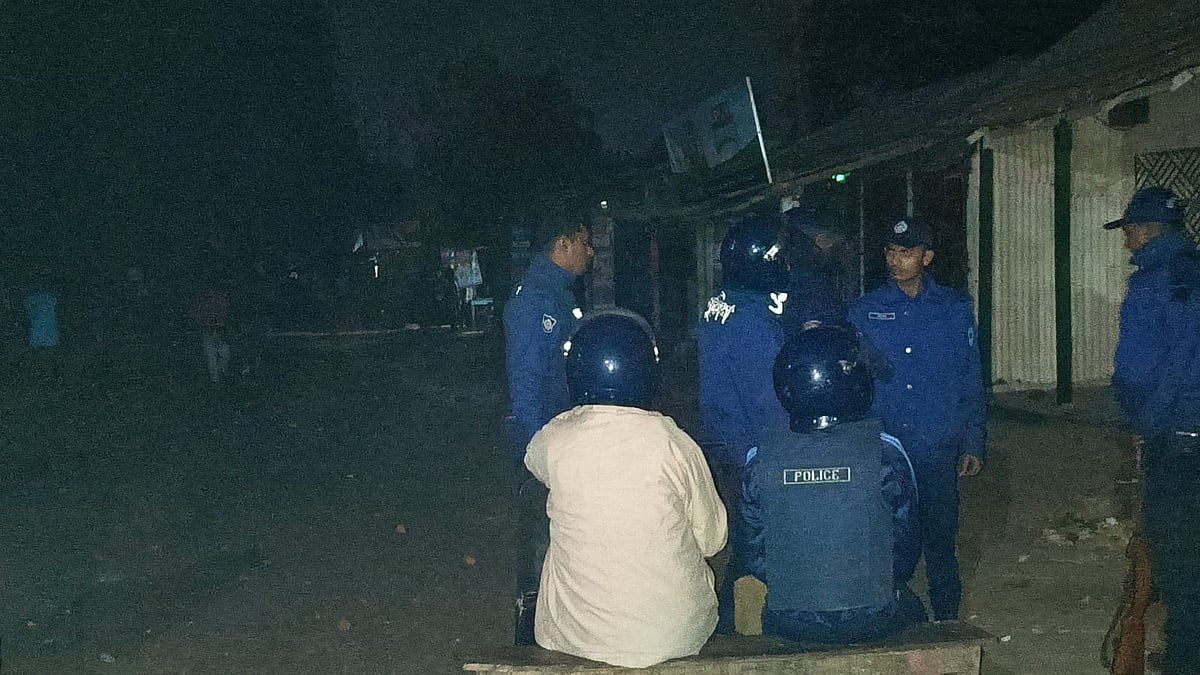 চট্টগ্রাম বিশ্ববিদ্যালয়ে ছাত্রলীগের দুই পক্ষের পাল্টাপাল্টি ধাওয়ার পর ক্যাম্পাসে পুলিশের অবস্থান। বুধবার রাত সাড়ে ১১টায়