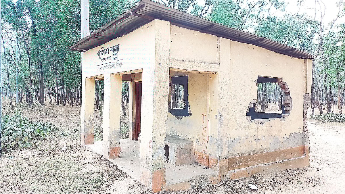 দিনাজপুরের বিরামপুর উপজেলার দুর্গাপুর ঢিবিসংলগ্ন এলাকায় পুলিশ বক্স পরিত্যক্ত অবস্থায় পড়ে আছে। গত বুধবার তোলা