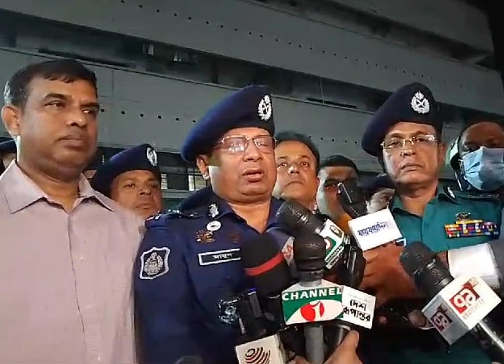 ঢাকা মেডিকেলে সাংবাদিকদের সঙ্গে কথা বলছেন আইজিপি চৌধুরী আবদুল্লাহ আল-মামুন