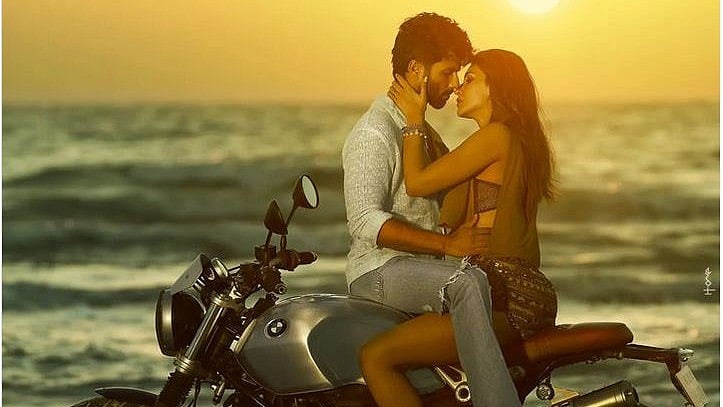 ‘তেরি বাতোঁ মে অ্যায়সি উলঝা জিয়া’ ছবিতে শহিদ ও কৃতি। আইএমডিবি