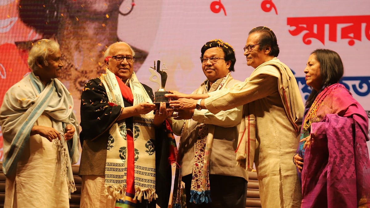 ‘নৃত্যাচার্য বুলবুল চৌধুরী আজীবন সম্মাননা’ পেয়েছেন বাংলাদেশ শিল্পকলা একাডেমির মহাপরিচালক লিয়াকত আলী লাকী। বাংলাদেশ নৃত্যশিল্পী সংস্থা আয়োজিত অনুষ্ঠানে গতকাল শনিবার সন্ধ্যায় জাতীয় নাট্যশালা মিলনায়তনে এ সম্মাননা প্রদান করা হয়। ছবি: সংগৃহীত