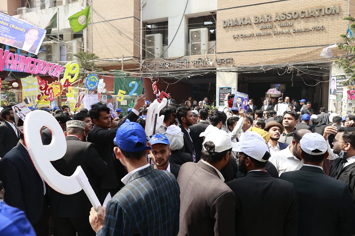 ঢাকা আইনজীবী সমিতির (২০২৪-২৫) কার্যকরী কমিটির নির্বাচনে ভোট গ্রহণ আজ বুধবার সকাল ৯টায় শুরু হয়