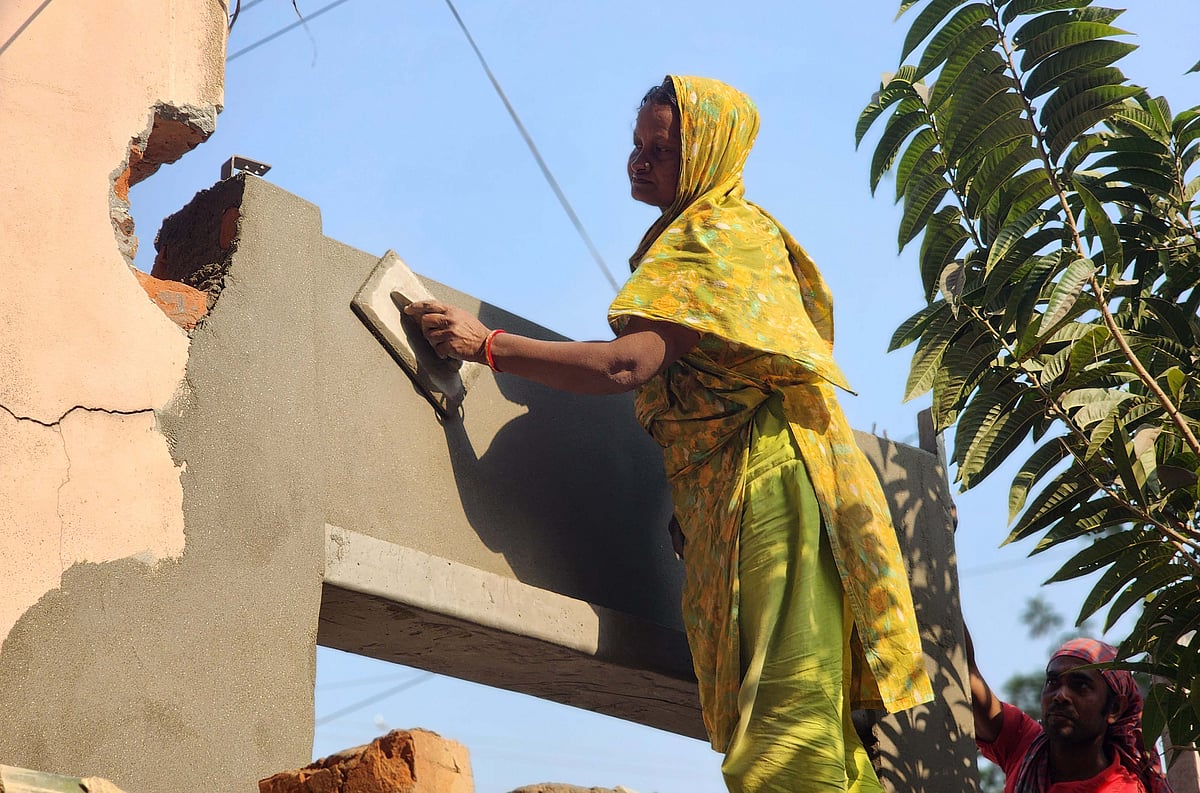 রাজমিস্ত্রির কাজ করছেন নাটোরের গুরুদাসপুর উপজেলার কান্দিপাড়া গ্রামের রাজেদা বেগম