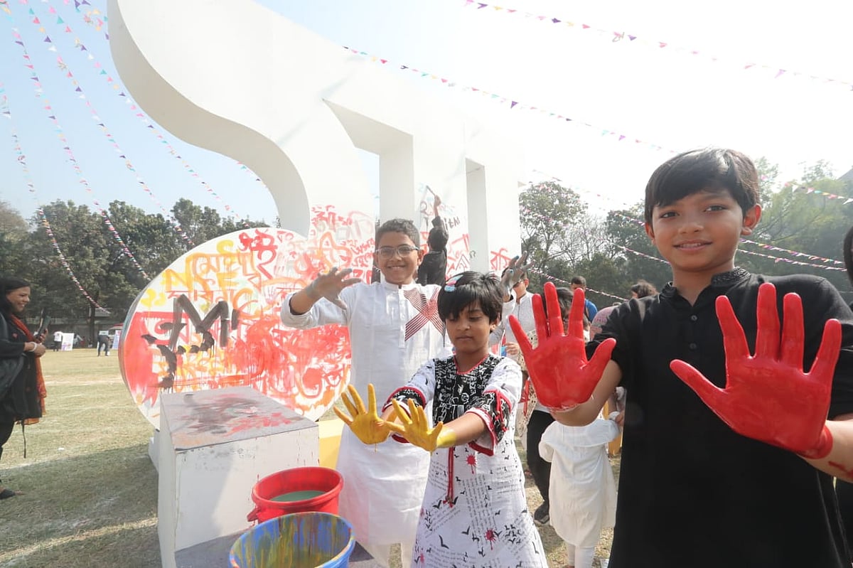 রঙিন হাতের ছাপ দিতে হাত রাঙিয়ে নিচ্ছে বর্ণমেলায় আসা খুদে শিল্পীরা