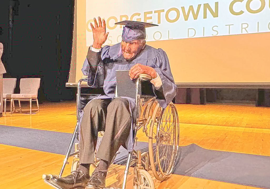 গ্র্যাজুয়েশন অনুষ্ঠানে হুইলচেয়ারে ফ্রেড অ্যালেন স্মলস