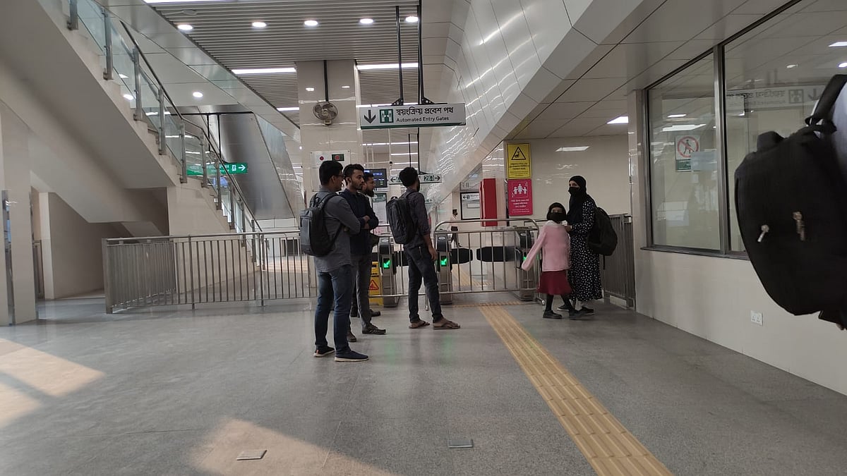 সকাল ৮টার দিকে কাজীপাড়া স্টেশনে কাউকে টিকিট দেওয়া হয়নি।