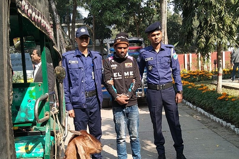 গ্রাম পুলিশ সদস্য রঞ্জিত কুমার দে হত্যার ঘটনায় গ্রেপ্তার মুক্তার শেখ। আজ শুক্রবার সকালে রাজবাড়ী পুলিশ সুপারের কার্যালয়ে