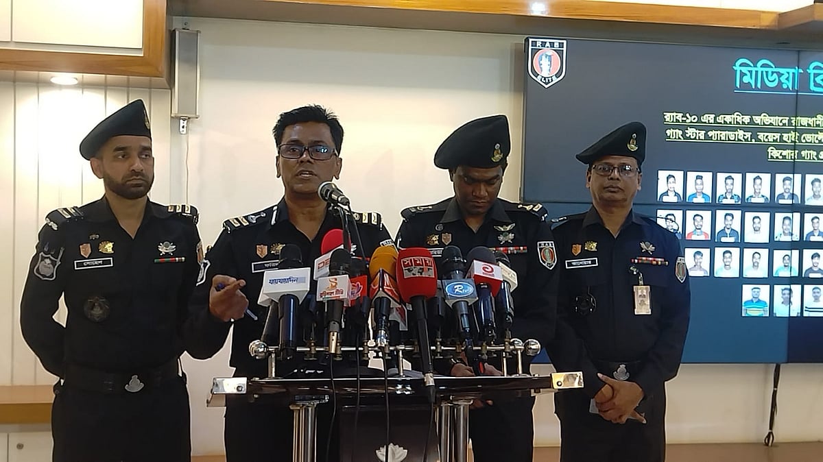 কিশোর গ্যাংয়ের ৫০ সদস্যকে গ্রেপ্তারের পর র্যাবের সংবাদ সম্মেলন