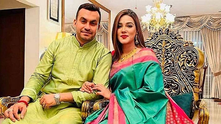 রাকিব সরকার ও মাহিয়া মাহি। ফেসবুক থেকে