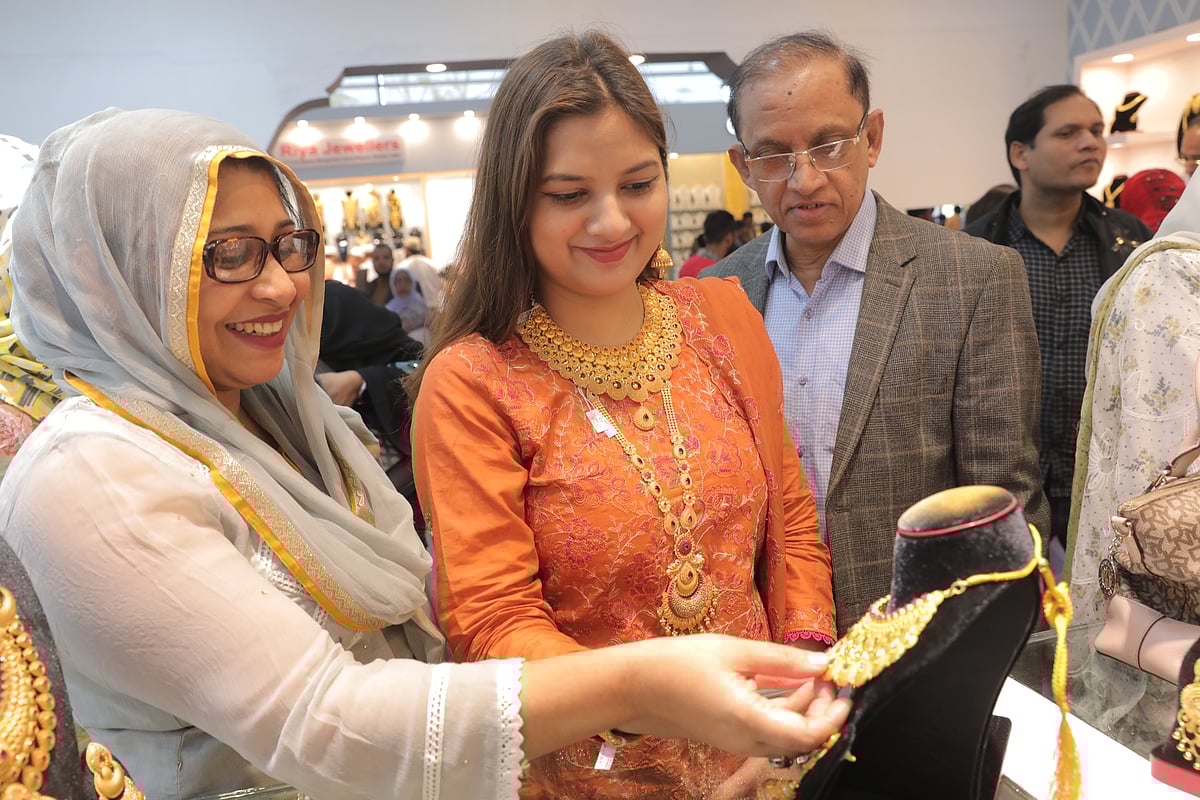 বাংলাদেশ জুয়েলার্স সমিতির আয়োজনে তিন দিনের অলংকার প্রদর্শনীর একটি স্টলে সোনার অলংকার দেখছেন দর্শনার্থীরা। আজ রাজধানীর আইসিসিবিতে