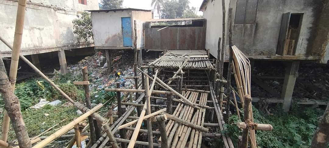 বাঁশের সেতু ভেঙে দোকানঘর নির্মাণ করে চলাচলের পথ বন্ধ করে দেওয়া হয়েছে। রোববার সকালে লক্ষ্মীপুরের রামগঞ্জ পৌরসভার কলাবাগান এলাকায়