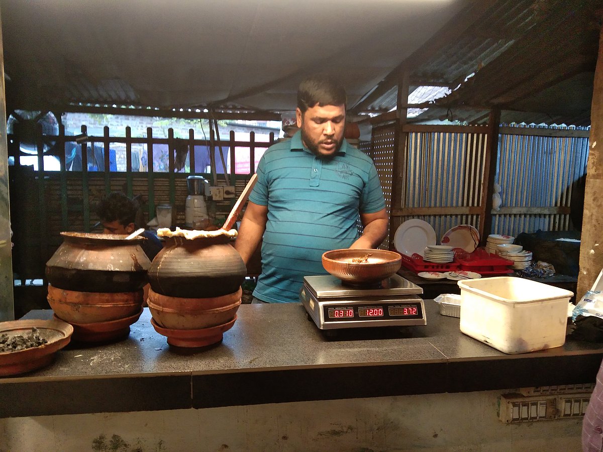 খুলনায় ভিন্নধর্মী এক হোটেল চালু করেছেন মো. হিজবুল্লাহ নামের একজন, যেখানে রান্না মাংস ওজন করে বিক্রি হয়