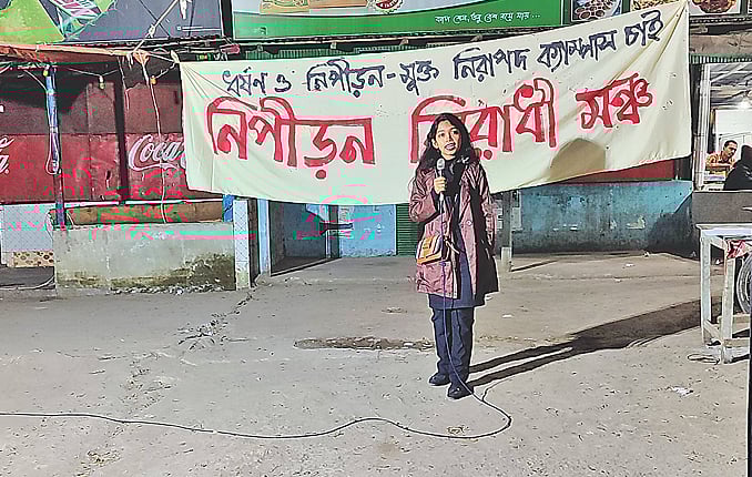 নিরাপদ ক্যাম্পাসের দাবিতে বক্তব্য দিচ্ছেন এক শিক্ষার্থী। গতকাল রাত আটটায় জাহাঙ্গীরনগর বিশ্ববিদ্যালয়ে