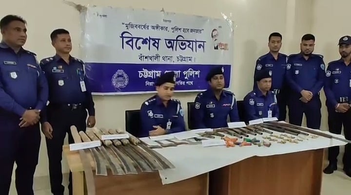 লেয়াকত আলীর বাসা থেকে উদ্ধার করা বিপুল পরিমাণ অস্ত্র উদ্ধার করেছে বাঁশখালী পুলিশ। আজ দুপুরে বাঁশখালী থানায়