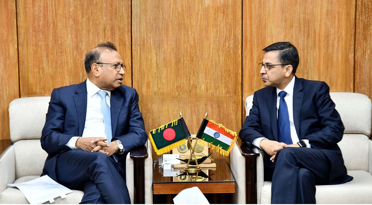 স্থানীয় সরকার, পল্লী উন্নয়ন ও সমবায়মন্ত্রী মো. তাজুল ইসলামের সঙ্গে বৈঠক করেন বাংলাদেশে নিযুক্ত ভারতের হাইকমিশনার প্রণয় কুমার ভার্মা। ঢাকা, ১৫ ফেব্রুয়ারি