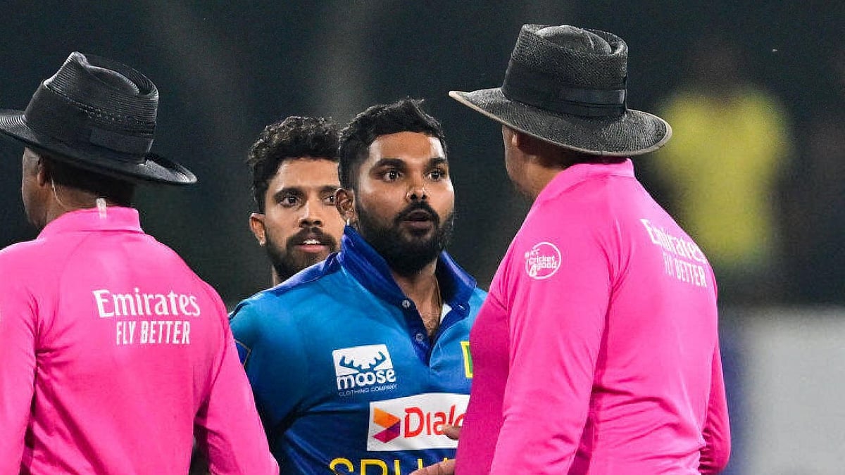 ‘নো বল’ না দেওয়ায় ম্যাচ শেষে আম্পায়ার লিন্ডন এডওয়ার্ড হানিবলের সঙ্গে তর্কে জড়ান শ্রীলঙ্কার টি–টোয়েন্টি অধিনায়ক ওয়ানিন্দু হাসারাঙ্গা