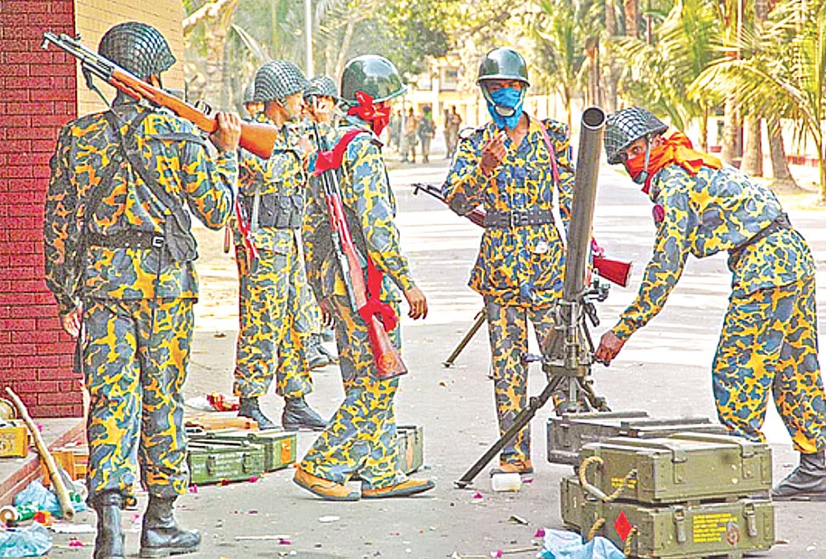 এই ছবি ২০০৯ সালের ২৫ ফেব্রুয়ারির সেই নৃশংস ঘটনার জ্বলন্ত সাক্ষী। বিদ্রোহী জওয়ানেরা ভারী অস্ত্র হাতে পাহারা বসিয়েছিলেন পিলখানার ২ নম্বর গেটে