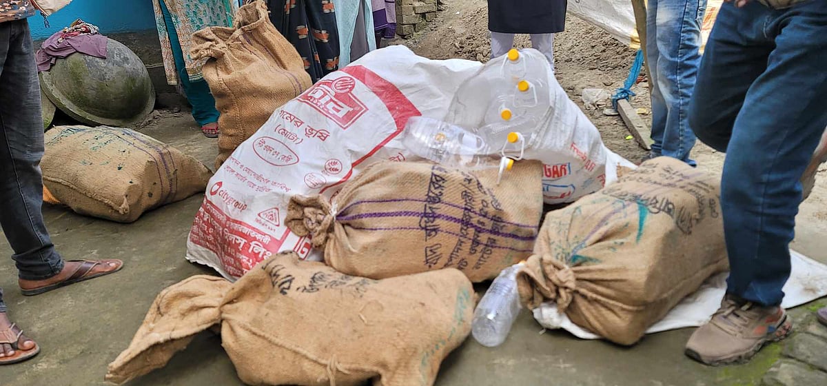 সিংড়ার বিলদহর বাজারের মুদিদোকানি শাহ আলমের বাড়ি থেকে টিসিবির ৩৫০ লিটার বোতলজাত তেল জব্দ করা হয়। শুক্রবার বিকেলে