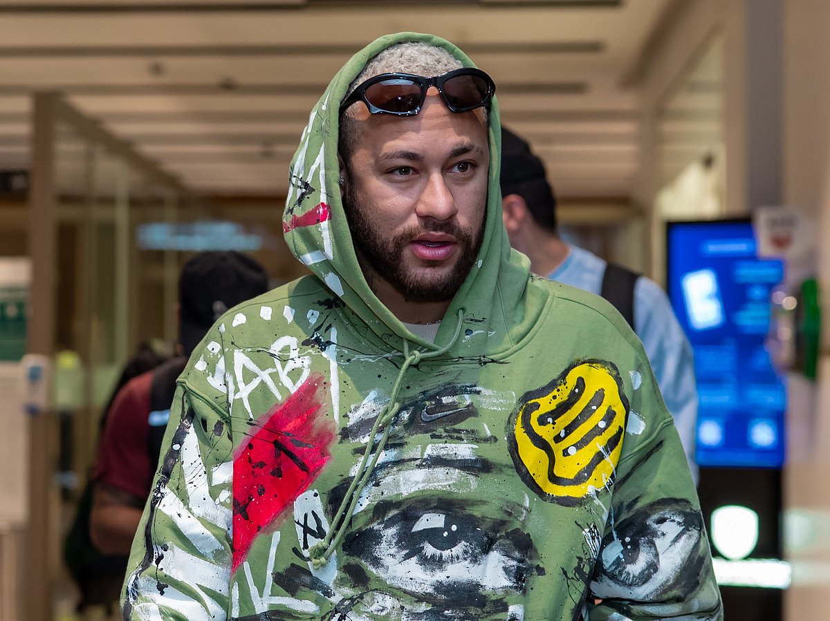 চোটের কারণে মাঠের বাইরে থাকার পর সম্প্রতি আল হিলালে ফিরেছেন নেইমার। ছবিটি সৌদি আরবে নামার পর তোলা