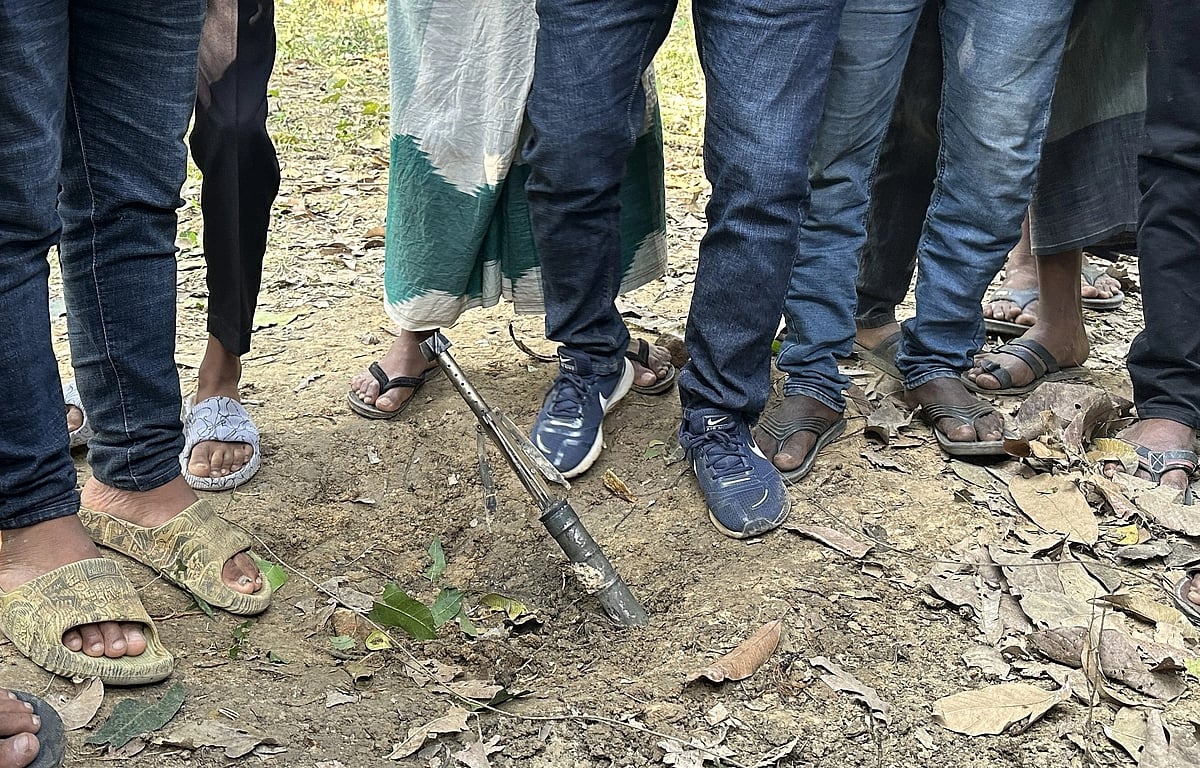 মিয়ানমার থেকে ছোড়া মর্টার শেল এসে পড়ে বীর মুক্তিযোদ্ধা নুরুল ইসলামের উঠানে। আজ মঙ্গলবার সকাল ৯টার দিকে বান্দরবানের নাইক্ষ্যংছড়ি উপজেলার ঘুমধুম ইউনিয়নের মধ্যমপাড়া এলাকায়