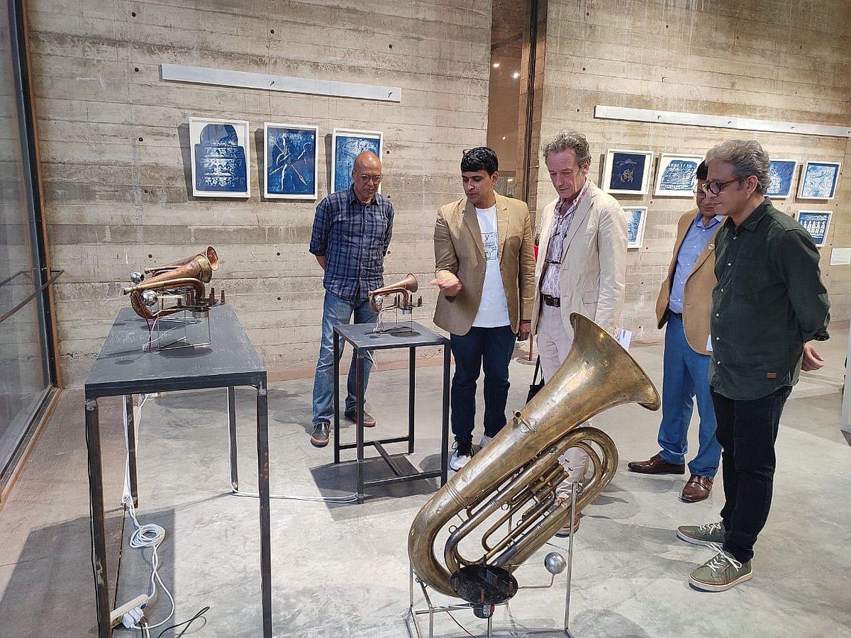 ধানমন্ডির বেঙ্গল শিল্পালয়ে শুরু হয়েছে ‘ডেথ সেনটেন্স’ শীর্ষক শিল্পকর্ম প্রদর্শনী। বৃহস্পতিবার উদ্বোধনের পর অতিথিরা প্রদর্শনী ঘুরে দেখেন