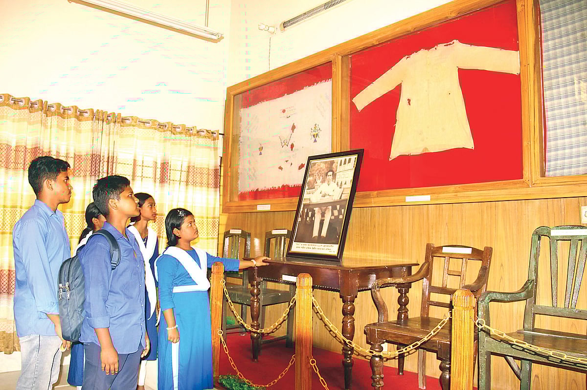 ভাষাশহীদ রফিক উদ্দিন আহমদ প্রন্থাগার ও স্মৃতি জাদুঘরে শহীদের ব্যবহৃত পাঞ্জাবি, লুঙ্গি এবং চেয়ার-টেবিল রয়েছে। ভাষাশহীদের সেসব স্মৃতিস্মারক দেখছে শিক্ষার্থীরা। গতকাল মানিকগঞ্জের সিঙ্গাইরের রফিকনগরে