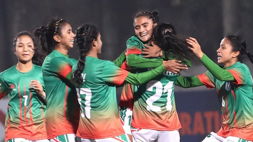 সতীর্থদের সঙ্গে বাংলাদেশের জয়সূচক গোল উদ্‌যাপনের মধ্যমণি সাগরিকা। আজ কমলাপুরে ভারতের বিপক্ষে