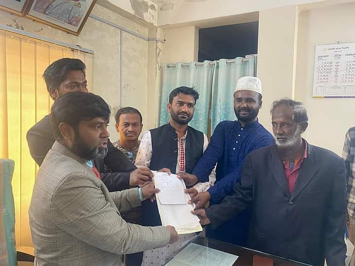 আওয়ামী লীগ নেতা এনামুল হকের সঙ্গে জামায়াত নেতা সাইদ। গতকাল মঙ্গলবার বাউফল উপজেলা নির্বাচন কার্যালয়ে কেশবপুর ইউপির চেয়ারম্যান পদে মনোনয়নপত্র দাখিলের সময়