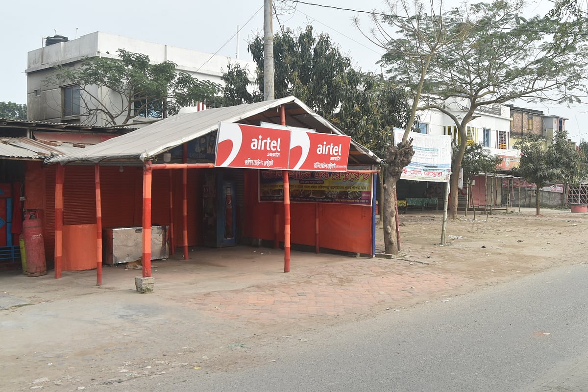 খুলনা বিশ্ববিদ্যালয় শিক্ষার্থীদের সঙ্গে খাবারের দাম নিয়ে দ্বন্দ্বের জেরে দোকান বন্ধ রেখেছেন ব্যবসায়ীরা। খুলনা বিশ্ববিদ্যালয় হল রোড,  ২০ ফেব্রুয়ারি