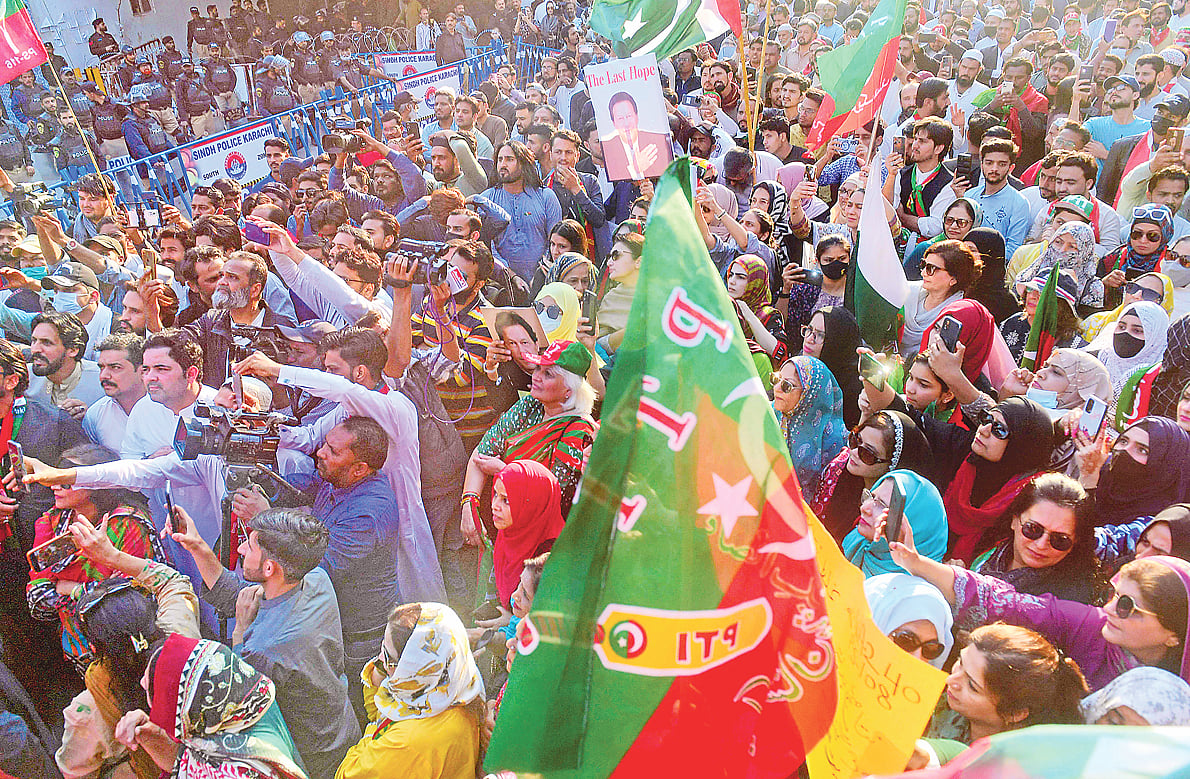 জাতীয় নির্বাচনের ফলাফলে জালিয়াতির অভিযোগে পুলিশের নিষধাজ্ঞা ও হুমকি উপেক্ষা করে ইমরান খানের দল পিটিআইয়ের ডাকে পাকিস্তানের বিভিন্ন শহরে পালিত হয় বিক্ষোভ। গতকাল দেশটির করাচি শহরে