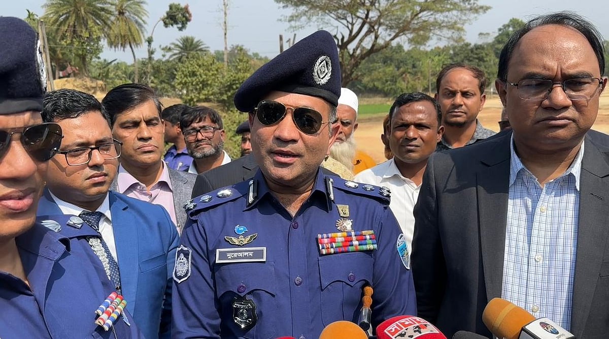 পুলিশের চট্টগ্রাম রেঞ্জের উপমহাপরিদর্শক (ডিআইজি) নূরে আলম মিনা। আজ সোমবার দুপুরে বান্দরবানের নাইক্ষ্যংছড়ি উপজেলার ঘুমধুম উচ্চবিদ্যালয়ের সামনে