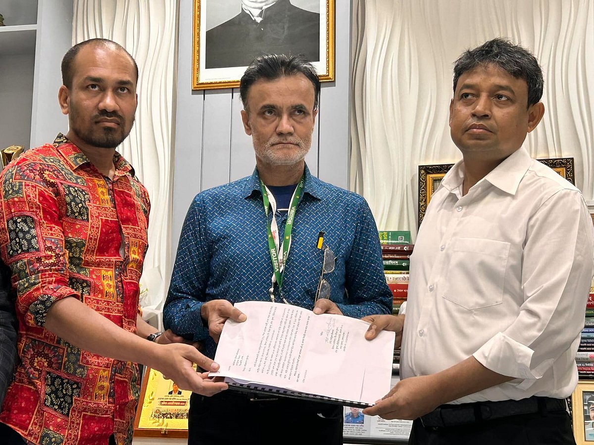 ডিবির অতিরিক্ত কমিশনার মোহাম্মদ হারুন-অর-রশীদের (ডানে) কাছে লিখিত অভিযোগ জমা দেন সাইফুল ইসলাম (মাঝে)