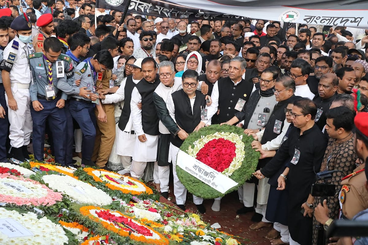 আওয়ামী লীগের সাধারণ সম্পাদক ওবায়দুল কাদেরের নেতৃত্বে দলটির পক্ষ থেকে কেন্দ্রীয় শহীদ মিনারে ভাষাশহীদদের প্রতি শ্রদ্ধা জানানো হয়